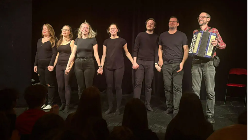 Improvizační divadelní skupina improVýkřik
